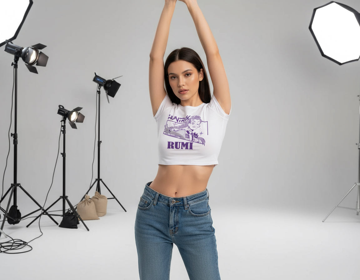 Vit kort tröja crop top för tjejer med Kpop Demon Hunters tryck